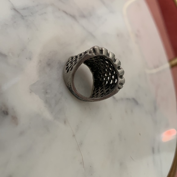 3/$25 ⭐️ Silver Woven Statement Ring Size 6 - Picture 3 of 3